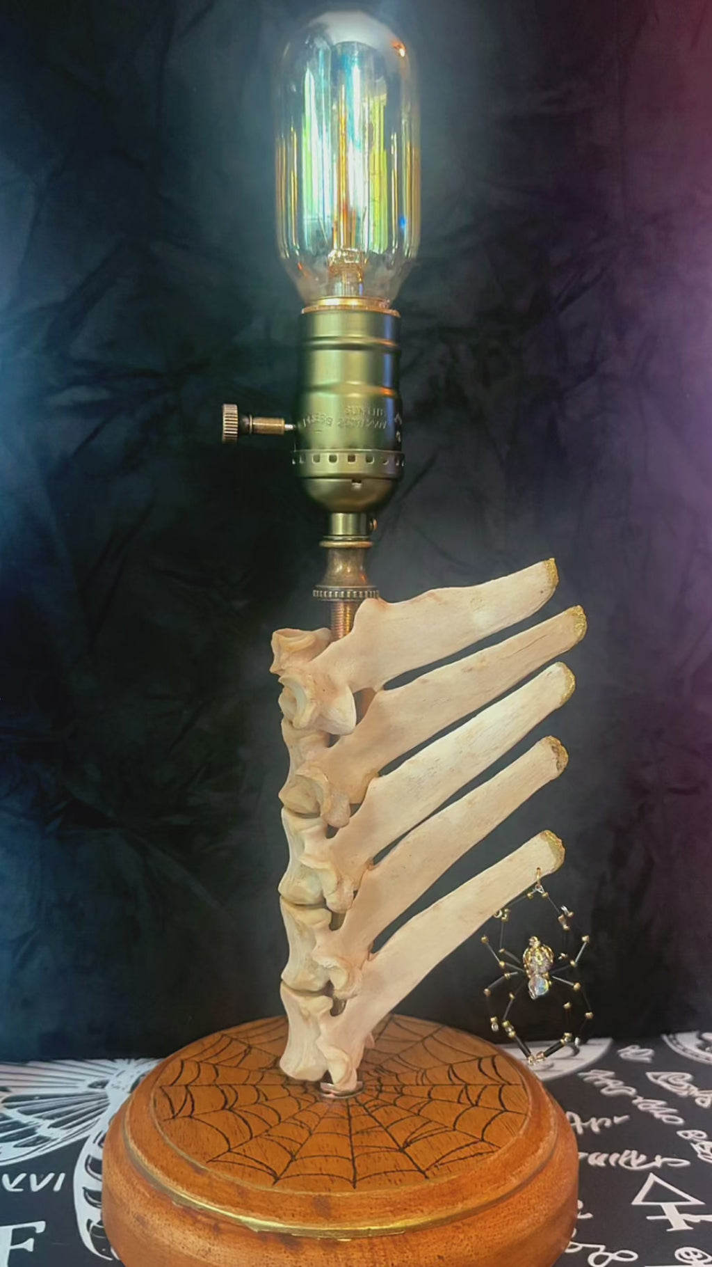 Widows spine lamp